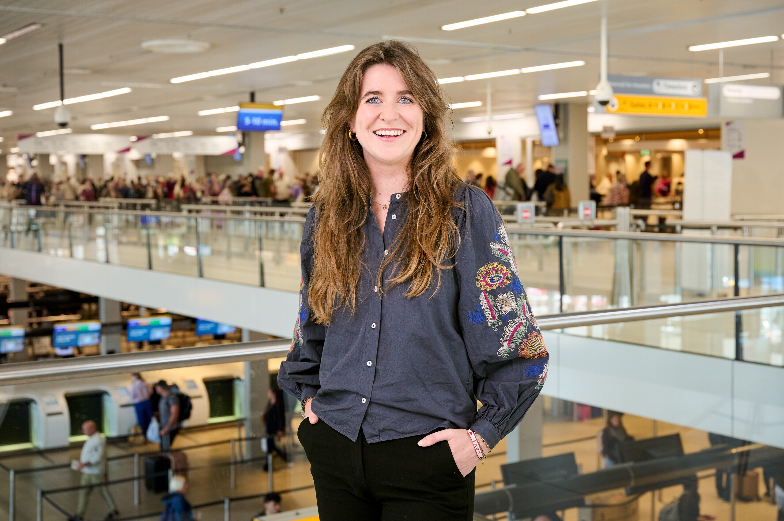 Julia pakt elke ochtend de trein met haar NS‑Business Card en leest onderweg rustig haar e-book.