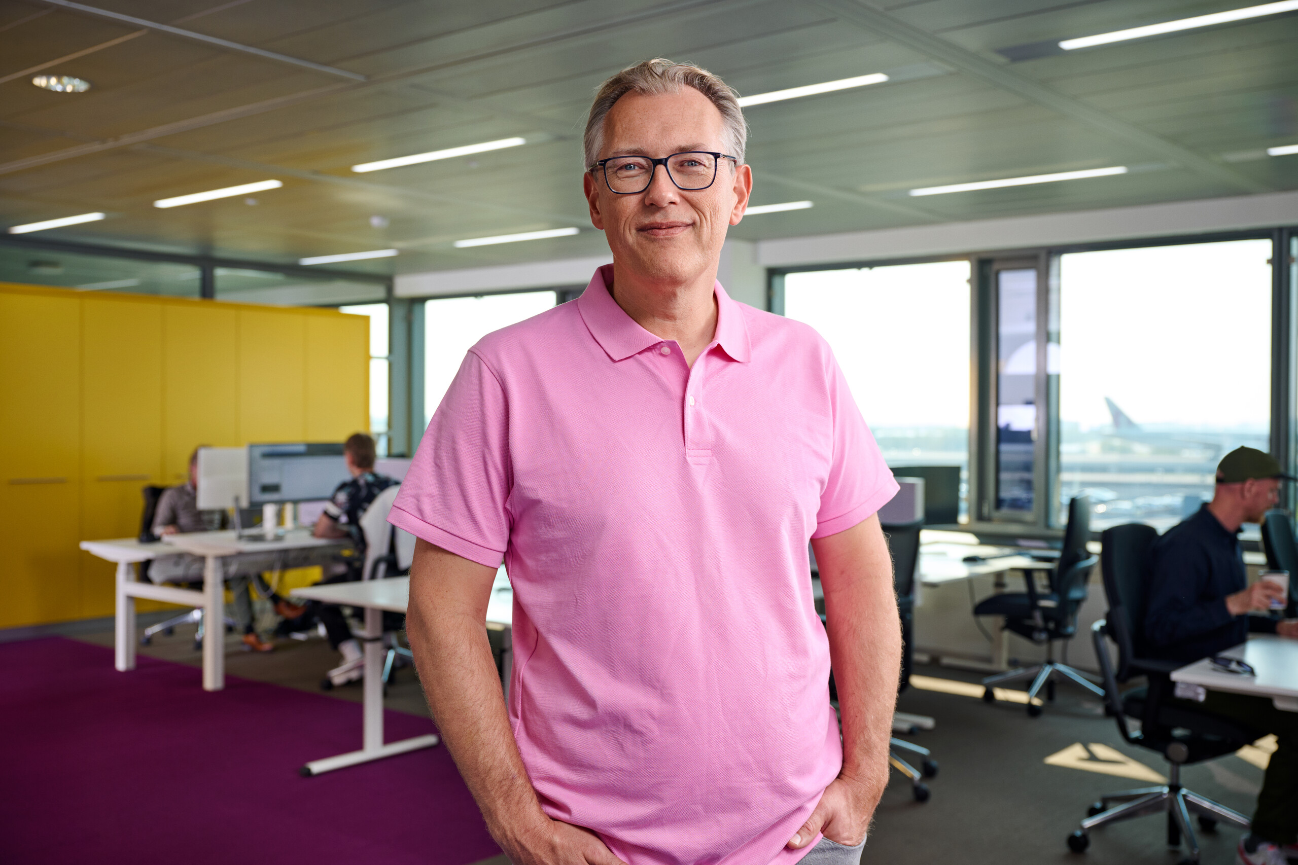 "Tijdens een overleg stopten we om een bijzonder vliegtuig met unieke kleuren te bewonderen."