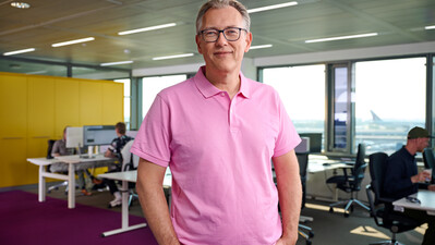 "Tijdens een overleg stopten we om een bijzonder vliegtuig met unieke kleuren te bewonderen."