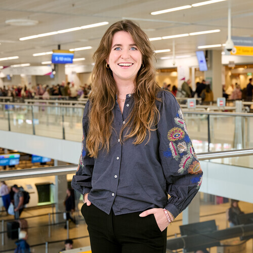 Julia pakt elke ochtend de trein met haar NS‑Business Card en leest onderweg rustig haar e-book.