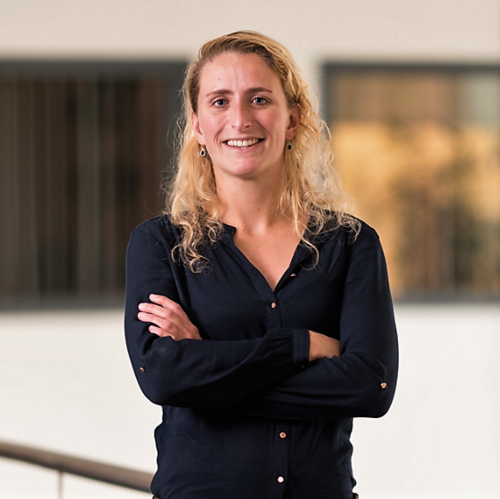 Djoeke liep samen met 69 andere collega's de dam tot damloop en trainde door voor marathon waarvan 50% uit DIB vergoed werd.