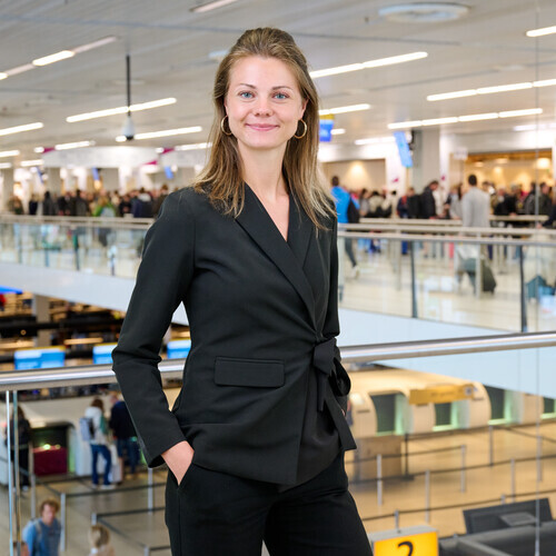 Noa fiets elke dag naar Schiphol vanuit Amsterdam. Met de kilometervergoeding least ze haar fiets en  maakt ze zelfs "winst".